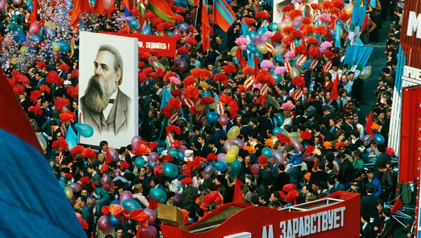 Nhiều đoàn lễ hội gồm những người tham gia mit tinh trên Quảng trường Đỏ ở Moskva, ngày 1 tháng 5 năm 1984 - Sputnik Việt Nam