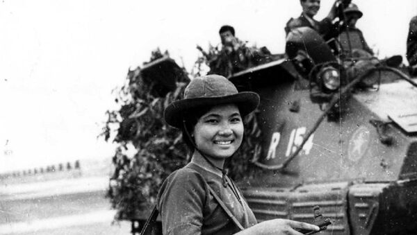 Nữ chiến sĩ biệt động Sài Gòn Cao Thị Nhíp (bí danh Nguyễn Trung Kiên) dẫn đường cho xe tăng Quân đoàn 3 tiến đánh sân bay Tân Sơn Nhất. - Sputnik Việt Nam