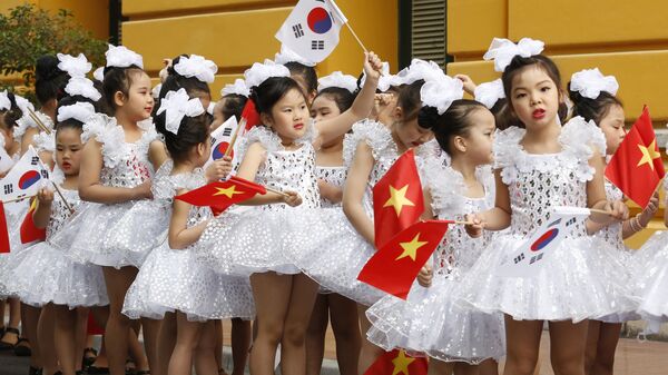 Trẻ em Việt Nam với những lá cờ của Việt Nam và Hàn Quốc đang chờ đợi Tổng thống Hàn Quốc Moon Jae-in tại Hà Nội, Việt Nam - Sputnik Việt Nam