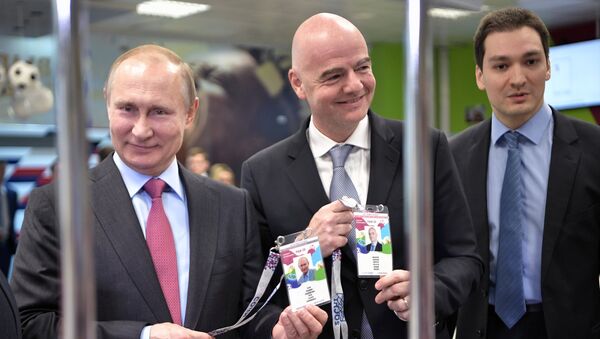 Tổng thống Putin và Chủ tịch FIFA Infantino nhận hộ chiếu người hâm mộ World Cup 2018 - Sputnik Việt Nam