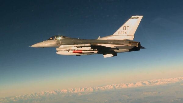 Máy bay chiến đấu Mỹ F-16C với bom B61-12 - Sputnik Việt Nam