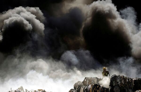 Lính cứu hoả tại địa điểm xảy ra hỏa hoạn trong trung tâm tái chế lốp xe cũ ở Mexico - Sputnik Việt Nam