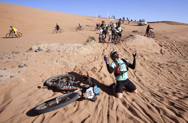 Những người tham gia cuộc đua xe đạp Titan Desert 2018 ở Morocco - Sputnik Việt Nam