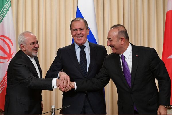Ba vị Bộ trưởng Ngoại giao: Mohammad Javad Zarif của Iran, Sergey Lavrov của Liên bang Nga, và Mevlut Cavusoglu - Thổ Nhĩ Kỳ  trong cuộc họp tại Moskva - Sputnik Việt Nam