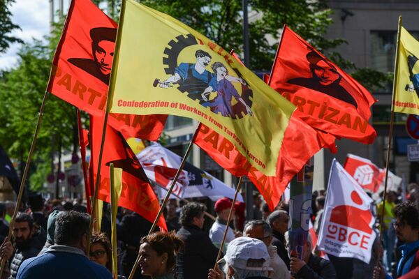 Những người tham gia diễu hành ngày 1 tháng Năm tại Berlin - Sputnik Việt Nam