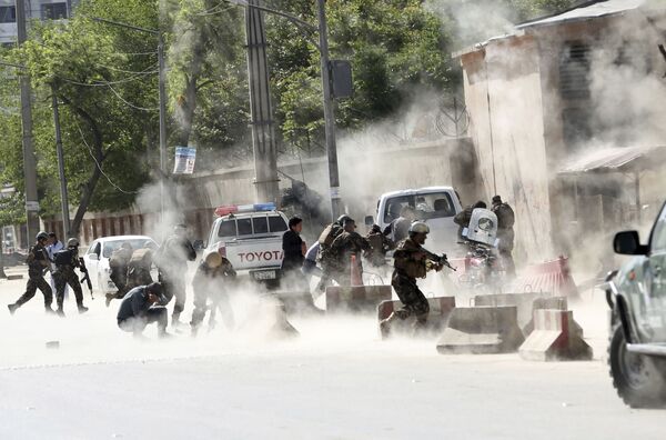 Lực lượng an ninh chạy sau vụ nổ thứ hai trong một loạt tấn công khủng bố ở thủ đô Kabul, Afghanistan, ngày 30 tháng 4 năm 2018 - Sputnik Việt Nam