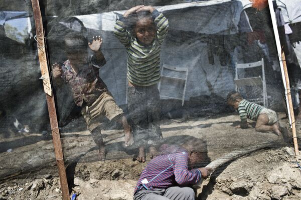 Trẻ em chơi trong trại tị nạn Moriya trên đảo Lesbos, Hy Lạp - Sputnik Việt Nam