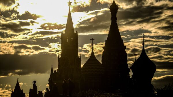 Cảnh tháp Spasskaya của điện Kremlin và Nhà thờ thánh St. Basil - Sputnik Việt Nam