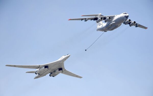 Máy bay tiếp dầu Il-78 và máy bay chiến lược tầm xa Tu-160 - Sputnik Việt Nam