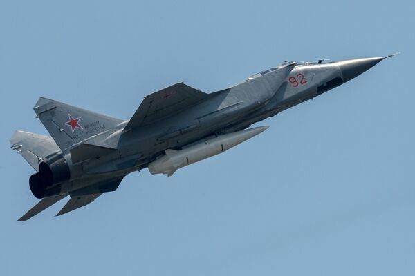 Máy bay đánh chặn MiG-31K cùng tên lửa siêu thanh Kinzhal - Sputnik Việt Nam
