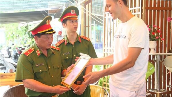 Thiếu tướng Phạm Văn Thực- Cục phó Cục PCCC và CNCH, Bộ Công an đã tặng Bằng khen cho du khách Valery (quốc tịch Nga) - Sputnik Việt Nam