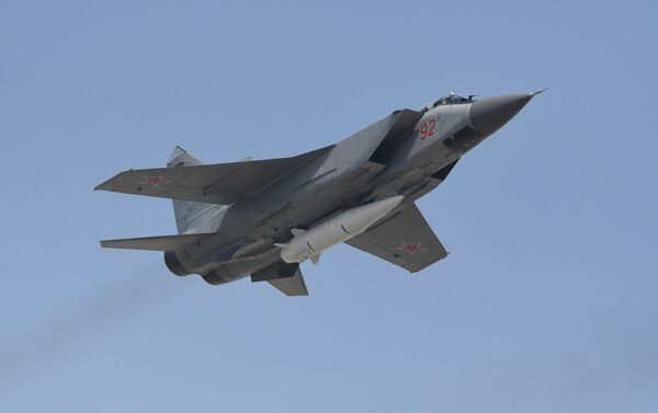 Máy bay đánh chặn MiG-31K cùng tên lửa siêu thanh Kinzhal Máy bay đánh chặn MiG-31K cùng tên lửa siêu thanh Kinzhal - Sputnik Việt Nam