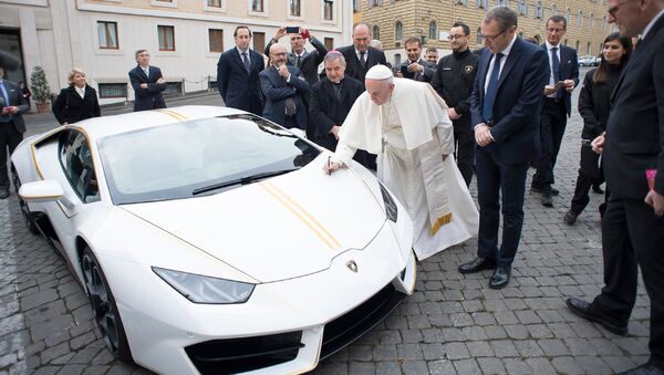 Итальянская автомобилестроительная компания Lamborghini преподнесла в дар папе Римскому Франциску уникальный экземпляр спортивного автомобиля модели Huracan - Sputnik Việt Nam