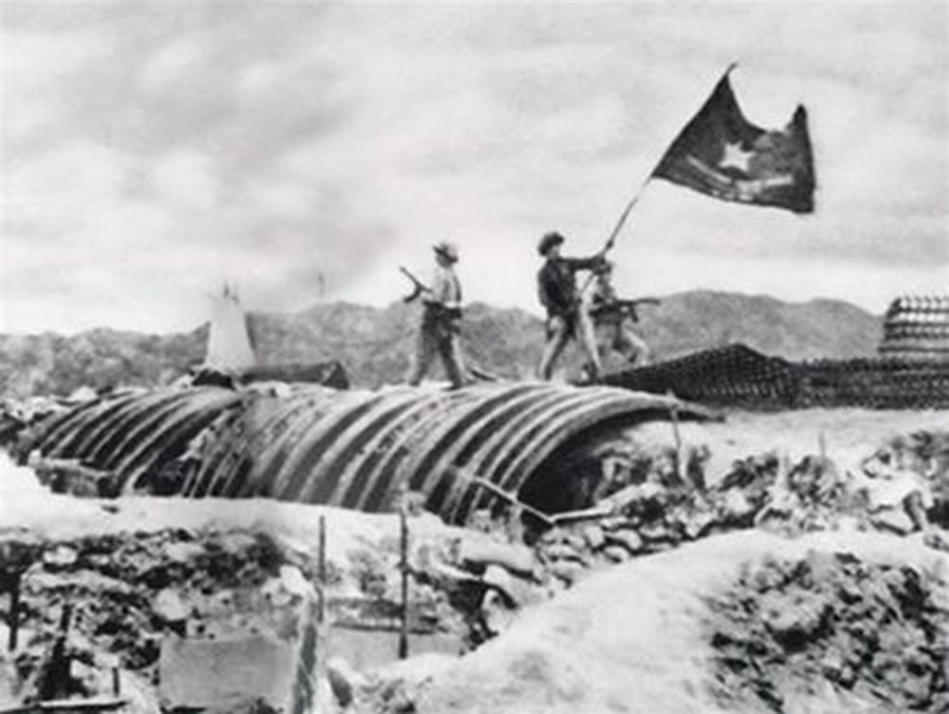 Bộ đội Việt Nam cắm cờ trên cứ điểm của Pháp. Trận Điện Biên Phủ, năm 1954 - Sputnik Việt Nam, 1920, 06.05.2024