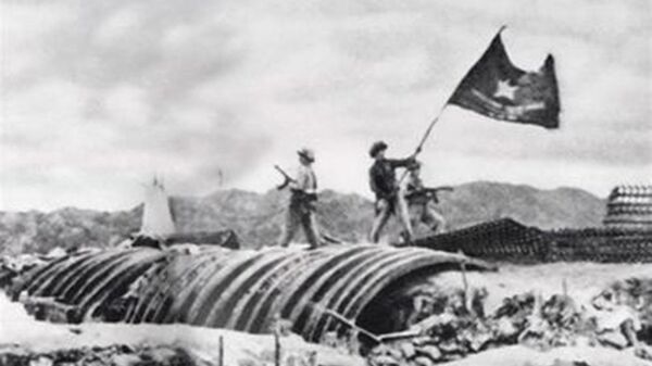 Bộ đội Việt Nam cắm cờ trên cứ điểm của Pháp. Trận Điện Biên Phủ, năm 1954 - Sputnik Việt Nam