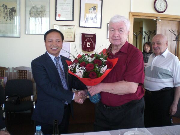 Đại sứ Việt Nam tại LB Nga Ngô Đức Mạnh với nhà Việt Nam học Evgeny Kobelev Đại sứ Việt Nam tại LB Nga Ngô Đức Mạnh với nhà Việt Nam học Evgeny Kobelev - Sputnik Việt Nam
