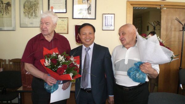Đại sứ Việt Nam tại LB Nga Ngô Đức Mạnh tại buổi lễ vinh danh các nhà Việt Nam học Evgeny Kobelev và Grigory Lokshin - Sputnik Việt Nam