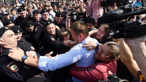 Задержание оппозиционера Алексея Навального во время несанкционированного митинга в Москве - Sputnik Việt Nam