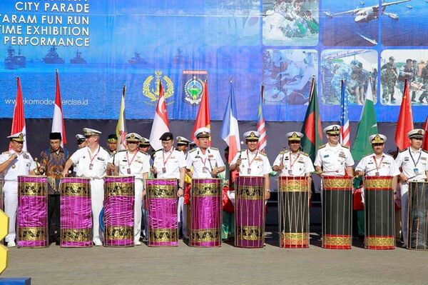 Chuẩn Đô đốc Phạm Xuân Điệp tham gia đánh trống Gendang khai mạc diễn tập MNEK 2018 Chuẩn Đô đốc Phạm Xuân Điệp tham gia đánh trống Gendang khai mạc diễn tập MNEK 2018 - Sputnik Việt Nam