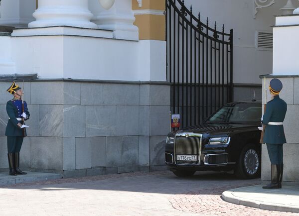 Xe Aurus của Tổng thống Liên bang Nga trên lãnh thổ Kremlin - Sputnik Việt Nam