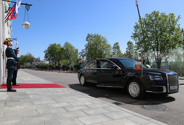 Xe Aurus mà Tổng thống vừa được bầu lại của Liên bang Nga Vladimir Putin đã đi đến dự lễ nhậm chức tại Đại cung điện Kremlin. - Sputnik Việt Nam