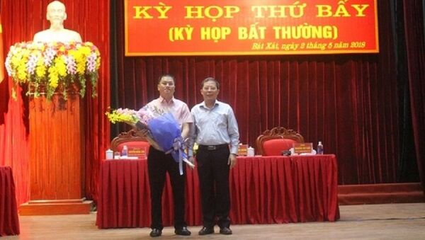 Ông Nguyễn Quang Bình là con trai của Bí thư tỉnh Ủy Lào Cai Nguyễn Văn Vịnh được bầu giữ chức Phó chủ tịch UBND huyện Bát Xát với số phiếu 100% sau kỳ họp bất thường của HĐND huyện Bát Xát. - Sputnik Việt Nam