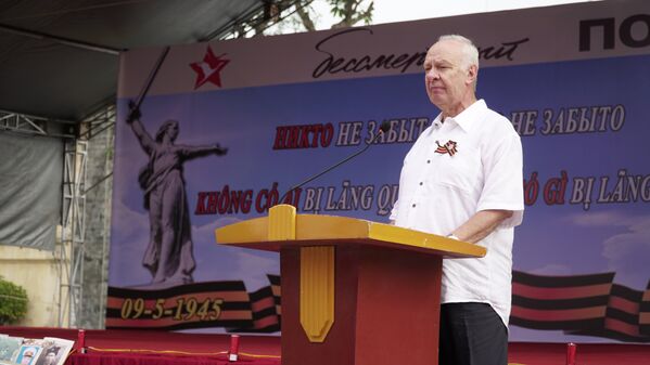 Đại sứ Nga Konstantin Vnukov tham gia hoạt động “Trung đoàn bất tử” tại Hà Nội. - Sputnik Việt Nam