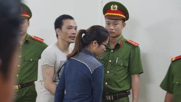 Hình ảnh Thọ sứt và bạn gái sau khi tuyên án. - Sputnik Việt Nam