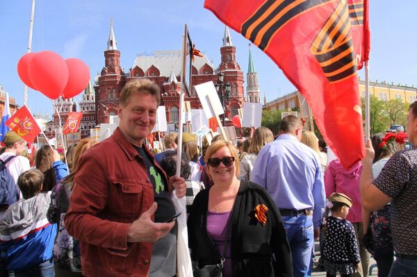 Olga và Dmitry Karpov tham gia vào cuộc diễu hành Trung đoàn Bất tử Olga và Dmitry Karpov tham gia vào cuộc diễu hành Trung đoàn Bất tử - Sputnik Việt Nam