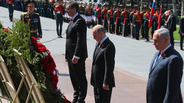 Tổng thống Nga Vladimir Putin, Thủ tướng Israel Benjamin Netanyahu và nguyên thủ Serbia Aleksandr Vucic đã tới đặt hoa tại Mộ Chiến sĩ Vô danh bên chân tường điện Kremlin. - Sputnik Việt Nam