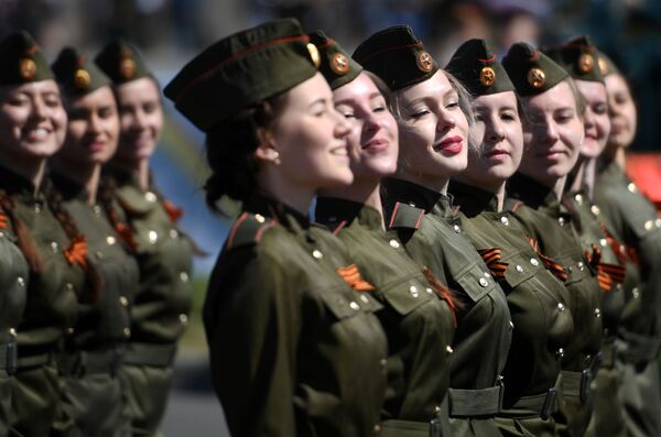 Các nữ công dân tham gia duyệt binh ở Kazan nhân kỷ niệm 73 năm Chiến thắng trong Chiến tranh Vệ quốc Vĩ đại. - Sputnik Việt Nam