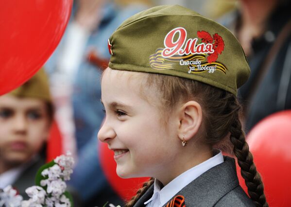 Cô bé gái trong buổi lễ ngày Chiến thắng ở thành phố Rostov-na-Donu nhân kỷ niệm 73 năm Chiến thắng trong Chiến tranh Vệ quốc Vĩ đại. - Sputnik Việt Nam