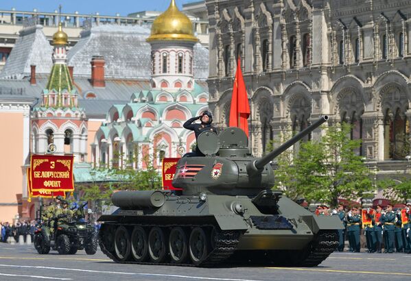 Xe tăng T-34-85 tại Diễu binh kỷ niệm 73 năm Chiến thắng trong Chiến tranh Vệ quốc Vĩ đại 1941-1945 - Sputnik Việt Nam