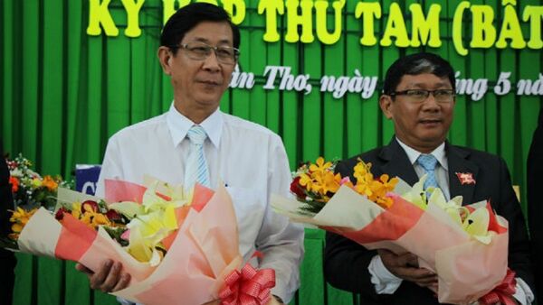 Ông Lư Thành Đồng (áo trắng, bên trái) - Sputnik Việt Nam