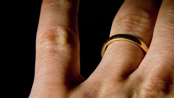Обручальное кольцо на пальце - Sputnik Việt Nam