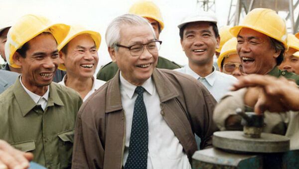 Thủ tướng Võ Văn Kiệt và công nhân trên công trường xây dựng trạm biến thế 500kv Pleiku ngày 3-11-1993 - Sputnik Việt Nam