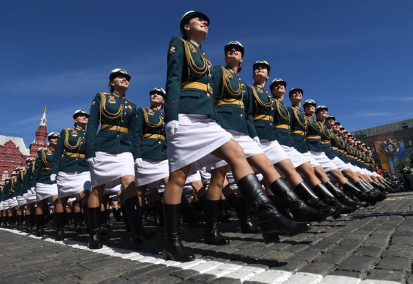 Nữ học viên Đại học Quân sự thuộc Bộ Quốc phòng Liên bang Nga tại cuộc diễu binh nhân dịp kỷ niệm 73 năm Chiến thắng trong Cuộc chiến tranh Vệ quốc vĩ đại - Sputnik Việt Nam