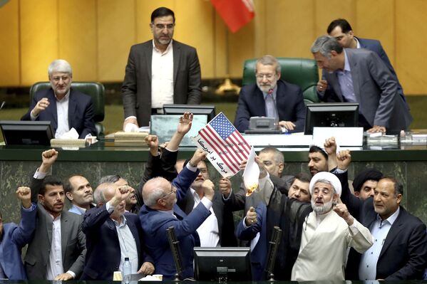 Đốt giấy in hình quốc kỳ Mỹ trong Quốc hội Iran - Sputnik Việt Nam