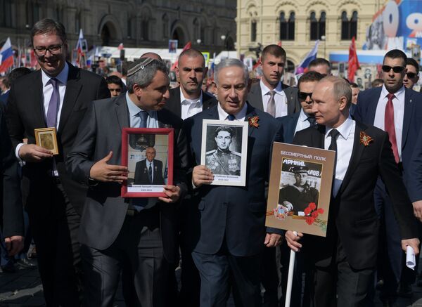 Tổng thống Cộng hòa Serbia Alexander Vucic, Thủ tướng Israel Benjamin Netanyahu và Tổng thống Nga Vladimir Putin tham gia cuộc diễu hành - hành động yêu nước Trung đoàn bất tử - Sputnik Việt Nam