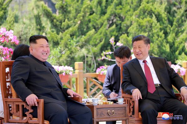Lãnh đạo CHDCND Triều Tiên Kim Jong Un trong cuộc họp với Chủ tịch Trung Quốc Tập Cận Bình tại Đại Liên, Trung Quốc - Sputnik Việt Nam