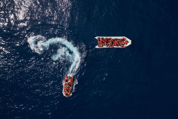 Người tị nạn và người di cư được cứu bởi tổ chức phi chính phủ Tây Ban Nha ProActiva Open Arms ở vùng biển gần Libya - Sputnik Việt Nam