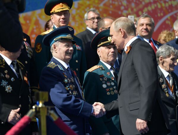 Tổng thống Vladimir Putin với cựu chiến binh trong lễ duyệt binh nhân Ngày Chiến thắng - Sputnik Việt Nam