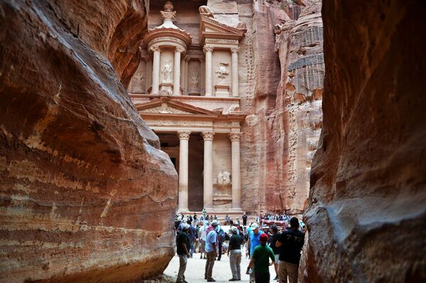 Khách du lịch đến thăm ngôi đền-lăng đá El-Hazne trong thành phố cổ Petra ở Jordan - Sputnik Việt Nam