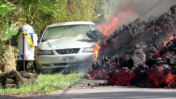 Tro tàn núi lủa nuốt chủng chiếc xe Ford Mustang ở Pune, Hawaii - Sputnik Việt Nam