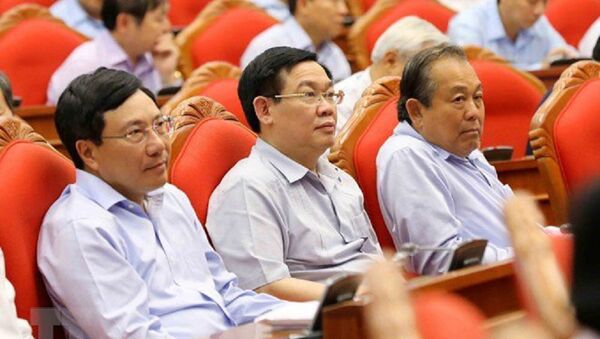 Phó Thủ tướng Vương Đình Huệ (giữa), Trưởng ban chỉ đạo đề án Cải cách chính sách tiền lương. - Sputnik Việt Nam