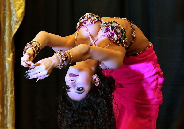 Vũ công múa bụng Kristina Mnoyan đến từ Nga tham dự Cuộc thi múa bụng toàn Thế giới tại Long Beach, Hoa Kỳ - Sputnik Việt Nam