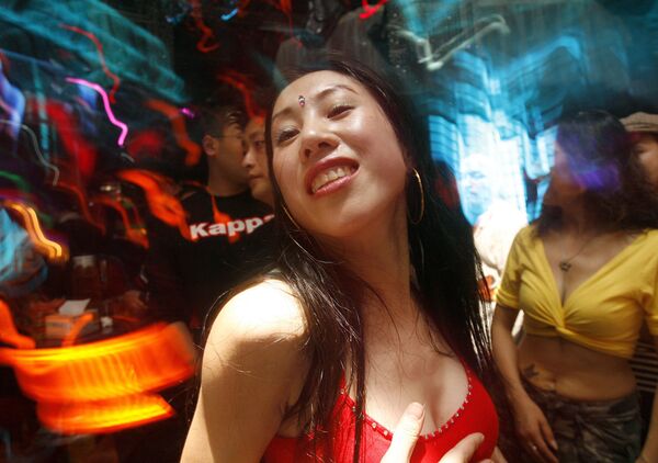 Huấn luyện viên múa bụng Yi Hong và các học sinh ở quán bar sau giờ học ở Thành Đô, Trung Quốc - Sputnik Việt Nam
