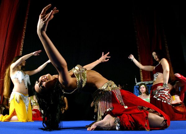 Các vũ công tại cuộc thi múa bụng quốc tế ở Belgrade, Serbia - Sputnik Việt Nam