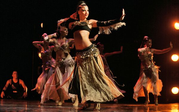 Đoàn múa Thổ Nhĩ Kỳ Fire of Anatolia biểu diễn điệu múa bụng ở thành phố Ramallah - Sputnik Việt Nam