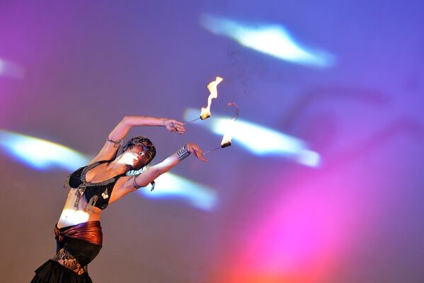 Cô gái biểu diễn múa bụng tại lễ hội thường niên Hip-Nosis 2013 ở Bangalore, Ấn Độ - Sputnik Việt Nam